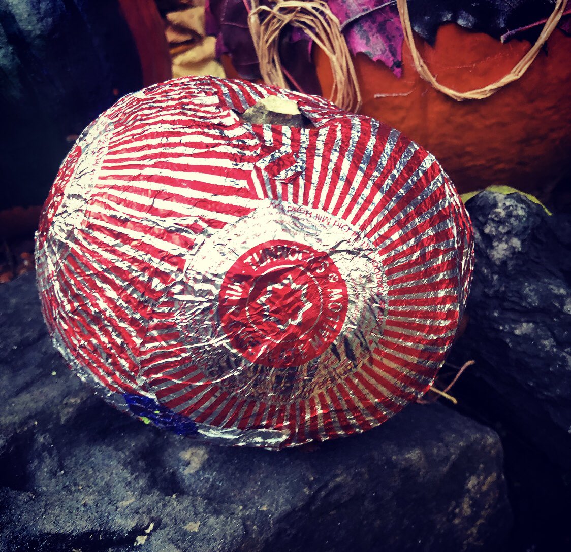 Eavanmac's tweet photo. Escaping reality and getting my 🎃 on Glasgow style #Halloween #WithaLittleHelpFromAFriend #WineAndSprayGlueAreNotAGoodCombo @pimpmymemory @TunnockOfficial 🌈 🧙♀️ 👻 https://t.co/nXOsicIzL9
