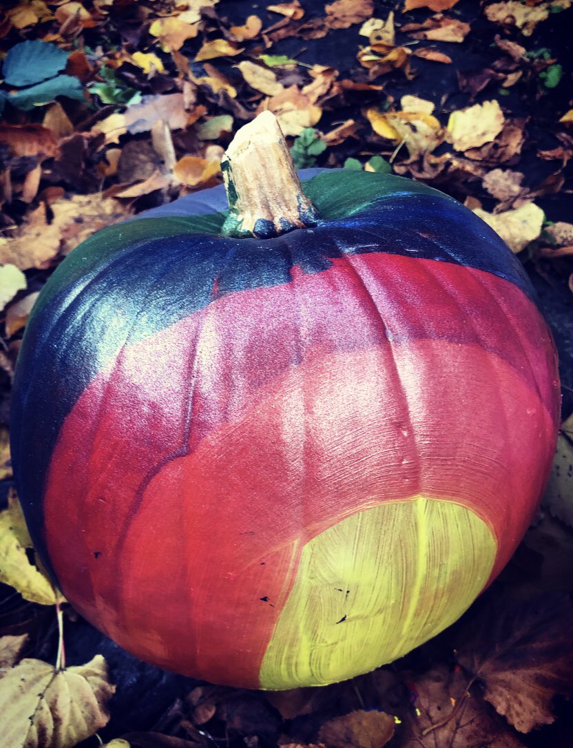 Eavanmac's tweet photo. Escaping reality and getting my 🎃 on Glasgow style #Halloween #WithaLittleHelpFromAFriend #WineAndSprayGlueAreNotAGoodCombo @pimpmymemory @TunnockOfficial 🌈 🧙♀️ 👻 https://t.co/nXOsicIzL9