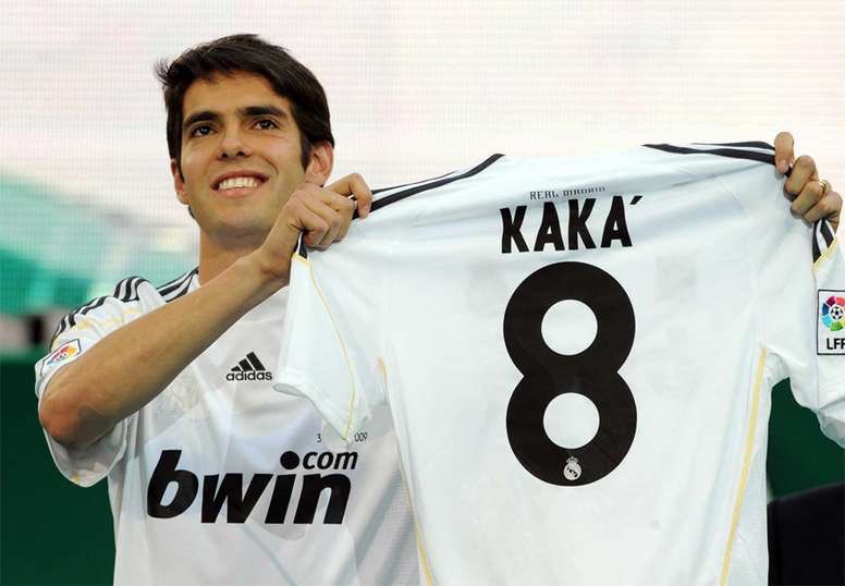 Finalement, après 2 ans de rumeurs de départ, Ricardo Kaká fini par rejoindre le Real Madrid en 2009, contre un chèque de 68 millions d'euros, en même temps que Cristiano Ronaldo et Karim Benzema