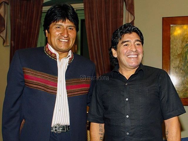 Futball120's tweet photo. پس از رسیدن اعتراضات مکرر، فیفا در ۲۷ می ۲۰۰۷ برگزاری مسابقات
مقدماتی جام‌جهانی در ارتفاعات بالای ۲۵۰۰ متر رو ممنوع اعلام کرد
و بعد، صدای اعتراض‌ها بلند شد
مورالس، رئیس جمهور بولیوی و دیگو مارادونا، رفیق قدیمیش
این قانون رو یه جنایت علیه کشورهای مرتفع منطقه "آند" خوندن https://t.co/zKvnOfNu3m