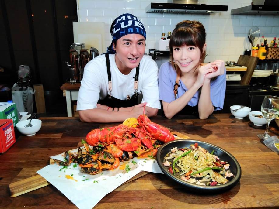 <a href="/CGCanHongKong/">Canada de Hong Kong et Macao</a> <a href="/caillor/">RC</a> <a href="/CanadaLobsterCo/">LobsterCouncilCanada</a> C'est la 1e fois que Greendotdot offre des fruits de mer vivants et réfrigérés dans son portefeuille de produits. Le chef Bernnie Chow en a profité pour préparer des fruits de mer canadiens frais en direct sur Facebook ! Miam ! 😋 🍽️ #CroissanceAtlantique