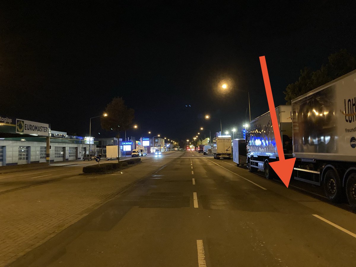 SecretCoAuthor's tweet photo. Zwei Spuren in jede Richtung, riesiger Mittelstreifen und Parkstreifen auf beiden Seiten. Diese innerstädtische Straße ist ein verdammter Highway! Und für Radfahrer bleibt nur der Witz da rechts übrig. Was haben sich die Planer in der Vergangenheit bloß dabei gedacht?! https://t.co/GsG289tHW2