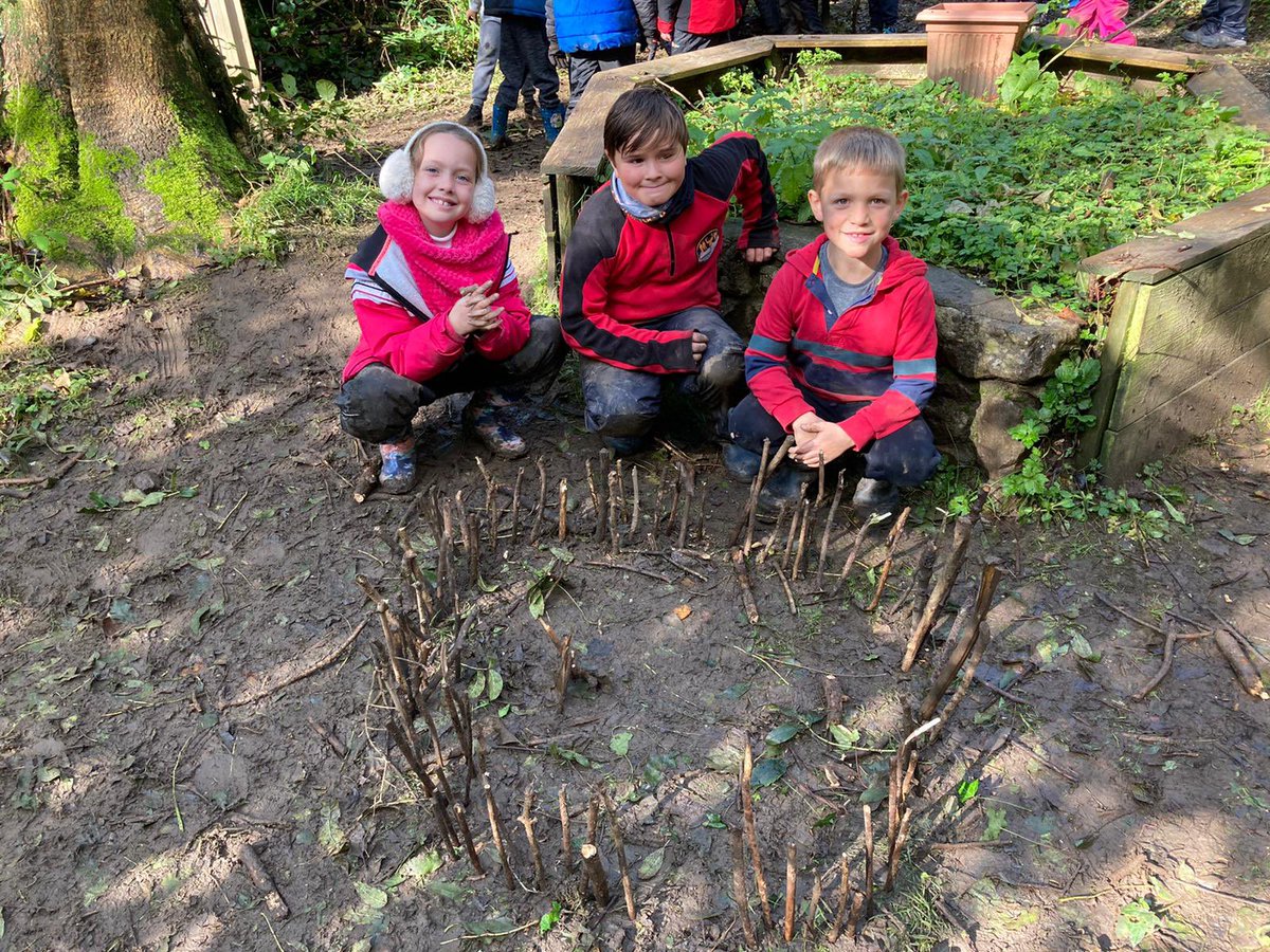 Hendrefoilan's tweet photo. More Roman forts for the soldiers and connecting the forts with Roman roads with @DawnNaturedays @TheGowerSociety #hdfp3 #hdfpHumanities #hdfpOutdoorLearning https://t.co/tws4f4BjBP