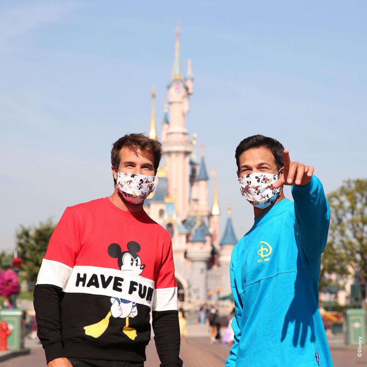  Le port du masque à  #DisneylandParis : Le pourquoi du comment ? Depuis notre réouverture en Juillet, le port du masque est devenue obligatoire et représente la plus importante des mesures sanitaires pour garantir la santé et la sécurité de tous...  #NoMagicWithoutMask 1/16
