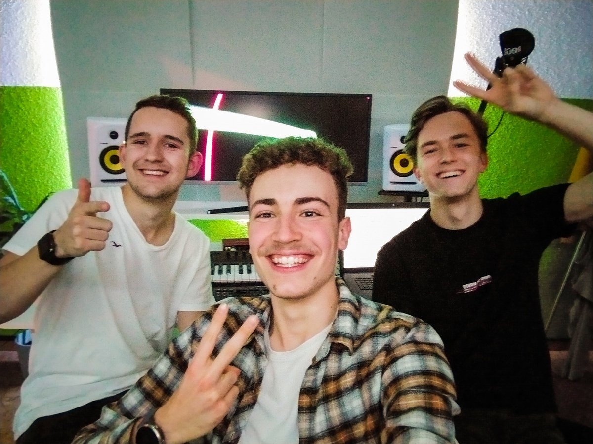 Had these two buddies in the studio today. Good viibes ✌️☀️
#switzerland #stayhealthy #staysafe #dj #simonmiles #simonmilesdj #djsimonmiles #simonmilesmusic #housemusic #edm #electronicdancemusic #godisgreat #freiamt #bremgarten #aargau #clubsound #denizkoyu #studiosession https://t.co/20ElygAbNH