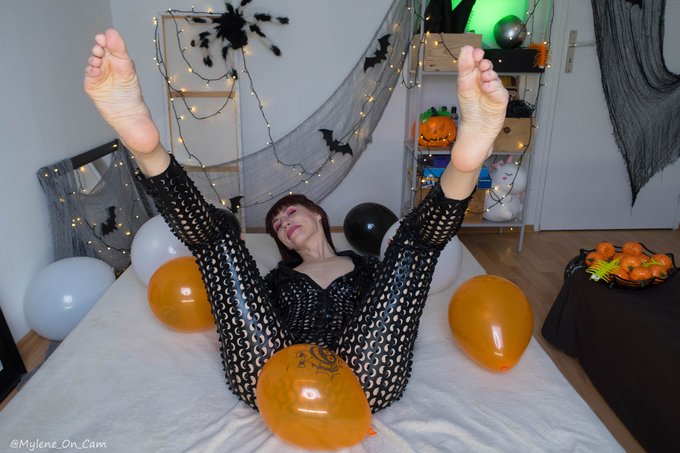 👻Just posted a 10 mins #BlowingUpBalloons non pop vid here: https://t.co/H5vzKNqPfi  #BalloonFetish  @luiginked<a href="/tag/blowingupballoons"class="tags">#BlowingUpBalloons</a><a href="/tag/balloonfetish"class="tags"><span>#balloonfetish</span></a>