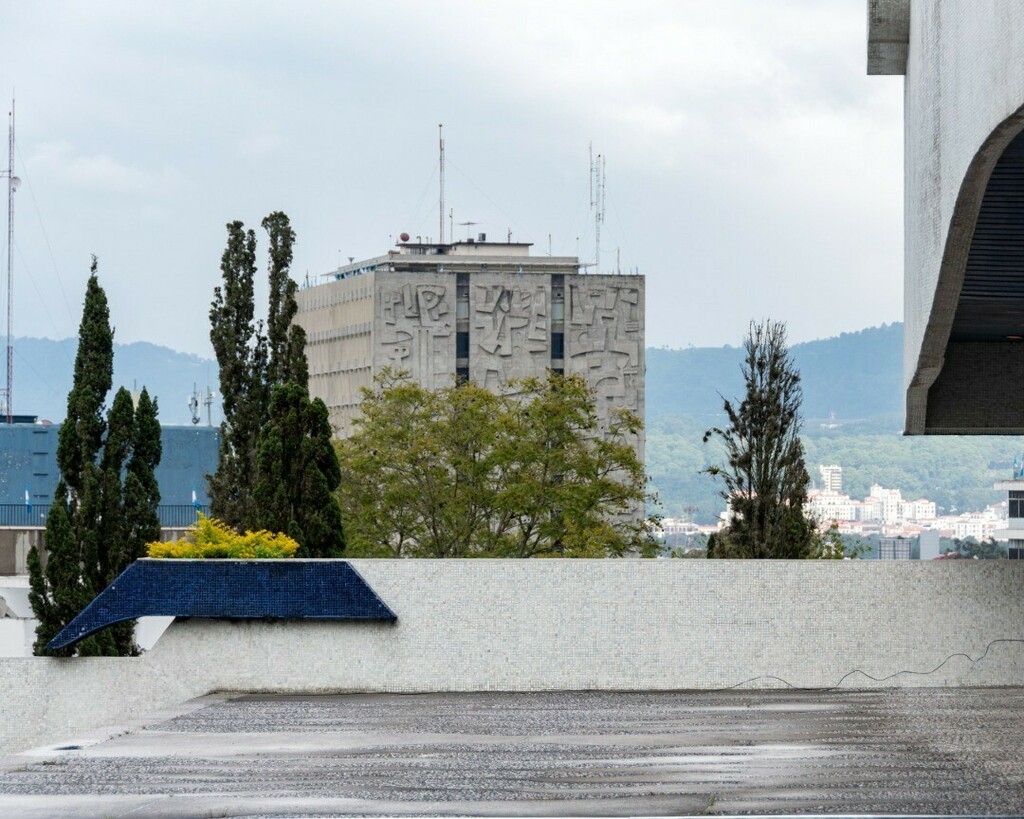 CCMAA_oficial's tweet photo. El arte se aprecia no solo dentro del CCMAA, sino también en sus alrededores. Al fondo, los murales de Roberto González Goyri en el edificio del Banco de Guatemala.
#ccmaa #EfraínRecinos #MiguelÁngelAsturias #arte #cultura #Banguat #RobertoGonzálezGoyri https://t.co/1uW3LzyRi0 https://t.co/Riwu77G4IP
