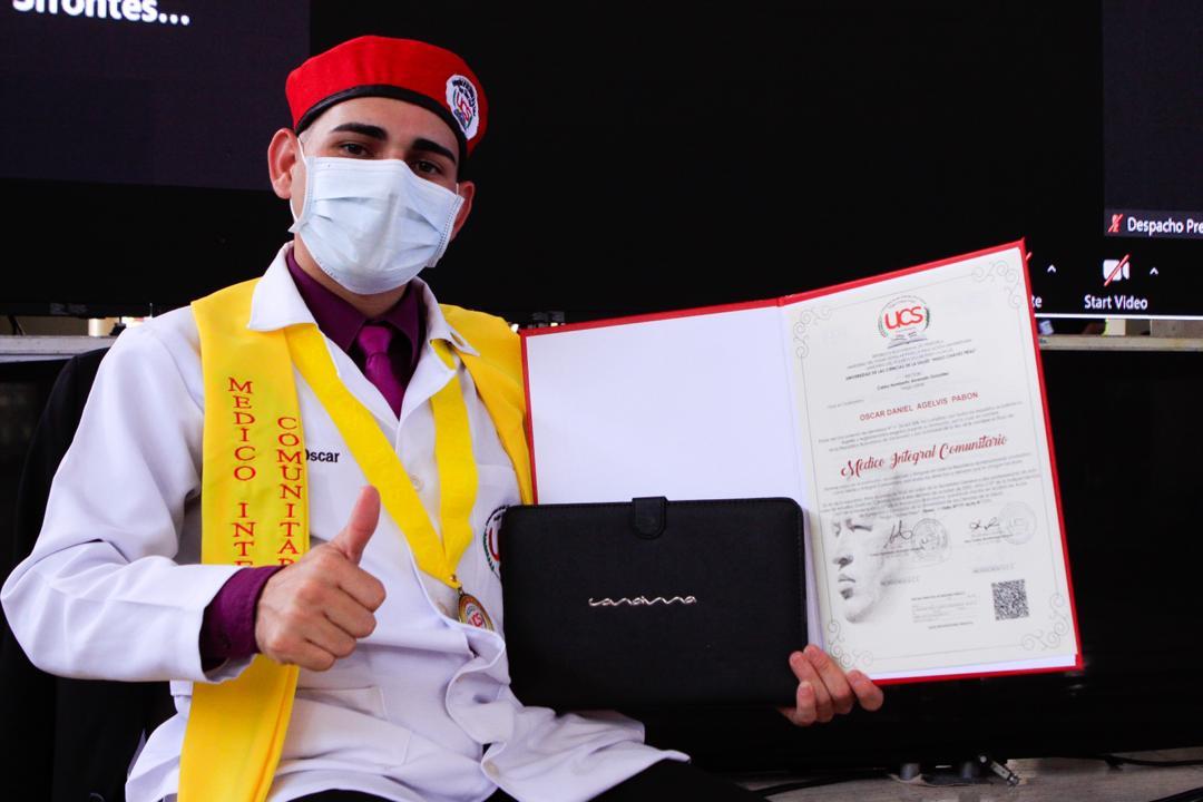 NicolasMaduro's tweet photo. Mis felicitaciones y mi reconocimiento a los 3.432 nuevos profesionales que se suman a la batalla por la salud, por la vida del pueblo venezolano, sobre todo en tiempos de pandemia. Jóvenes que vienen a potenciar e impulsar el Sistema Público Nacional de Salud. https://t.co/LVDQYqJ4mG