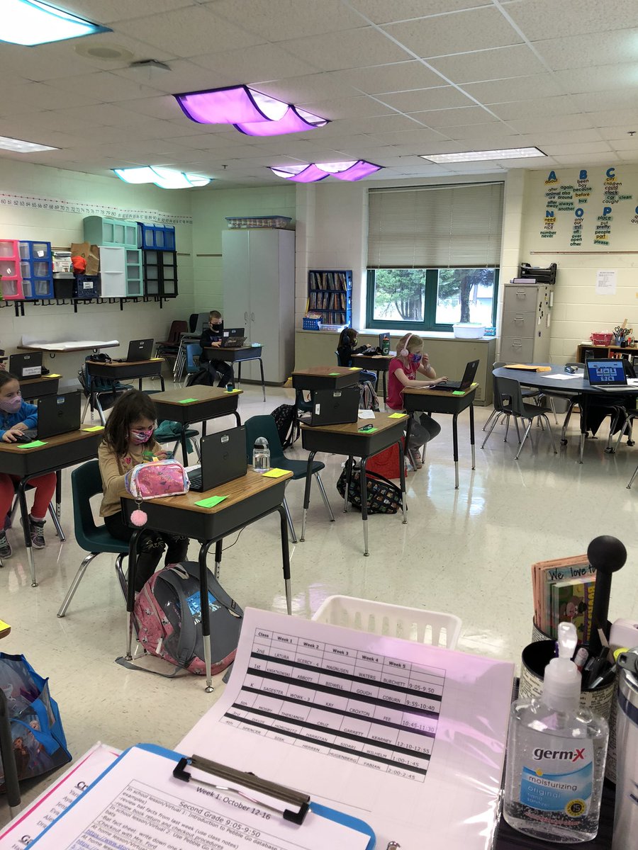 ASESLibrary's tweet image. Second graders doing research using PebbleGo and checking out books from our mobile Library 📚 @sharkhappenings #ccpslibrarians #oneccps