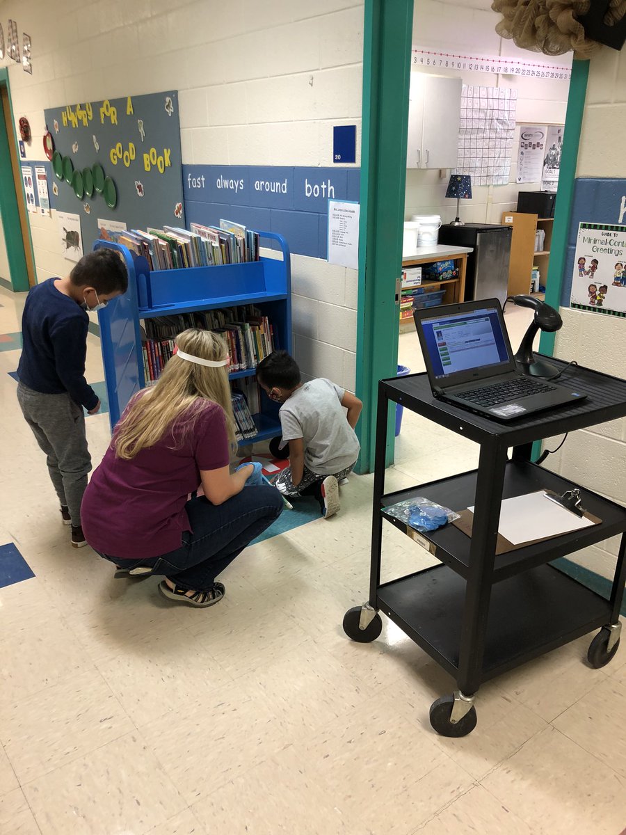 ASESLibrary's tweet image. Second graders doing research using PebbleGo and checking out books from our mobile Library 📚 @sharkhappenings #ccpslibrarians #oneccps