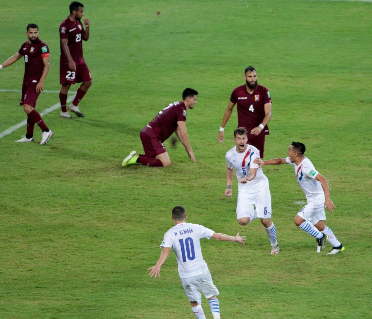 Albirroja's tweet photo. ⚽ Eliminatorias sudamericanas | Fecha 2

📷 El festejo albirrojo en Mérida tras el gol de Gastón Giménez.

🙌🏻 ¡Ganó Paraguay! 🙌🏻

@Selevinotinto 0 - 1 #Paraguay

#ElSueñoQueNosUne 🇵🇾 https://t.co/RlyvN8pMKp
