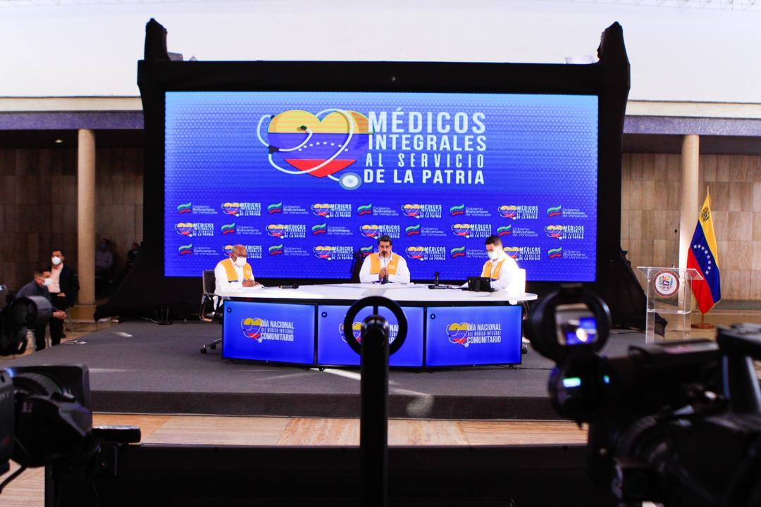 NicolasMaduro's tweet photo. Anuncié el lanzamiento del Plan Nacional "José Gregorio Hernández", para formar y forjar a 200 mil profesionales de la salud en la doctrina social de Cristo. Médicos y médicas para Venezuela, América Latina y el Mundo. Es la tarea de las tareas, ministro @AlvaradoC_Salud. https://t.co/dglpwjCgia