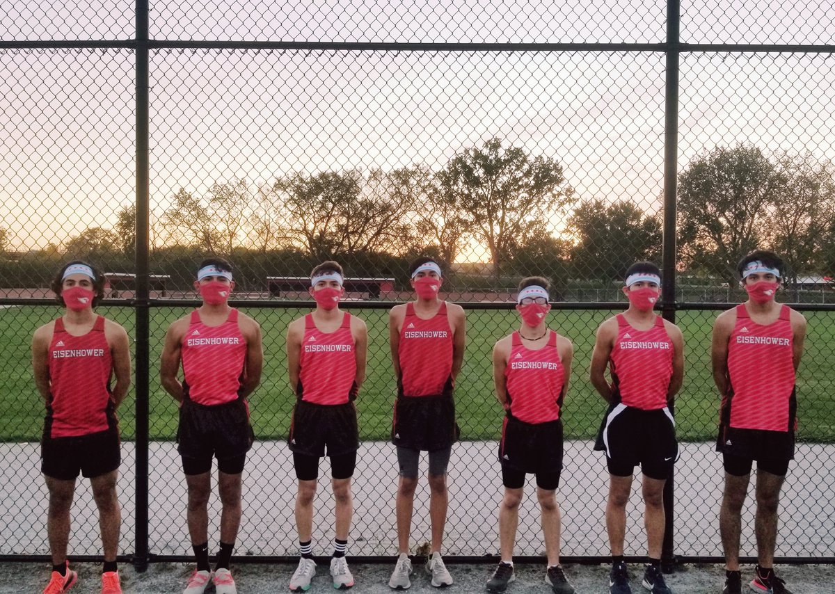 DDE_XC_TF's tweet photo. Congrats to the Boys Varsity XC team on their victory over Richards HS. Senior Jonathan Jacobo (middle) won the race. Next up: SSC conference #DDExcellence #LiveEasyRunHard https://t.co/zEwCsab8TC