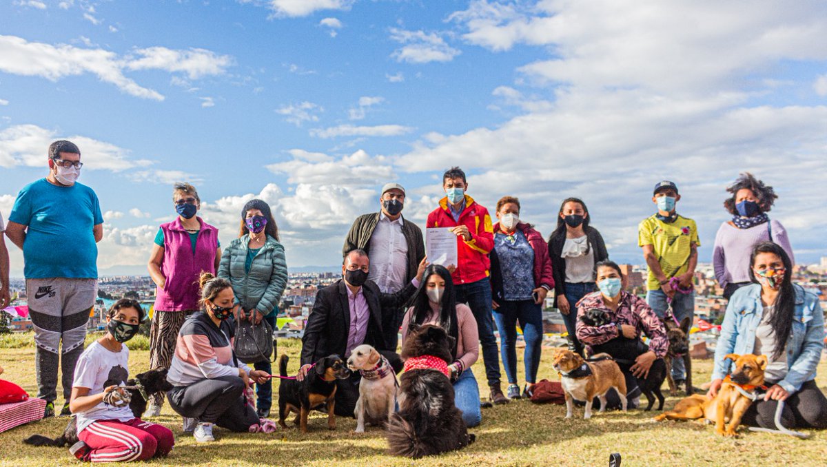 ALSanCristobal's tweet photo. #SanCristóbalAnimalista | Ahora la comunidad tendrá voz y voto para beneficio de los animalitos de nuestra localidad.

Hoy nuestro alcalde local (e), @AndersonAcostaT, y la JAL firmaron Acuerdo 103 de 2020 que reglamenta creación del Consejo Local de Protección y Bienestar Animal https://t.co/XGBb88iZGJ