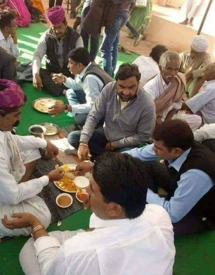 किसान नेता हनुमान जी बेनीवाल कि सादगी का एक दृश्य!
<a href="/hanumanbeniwal/">HANUMAN BENIWAL</a>