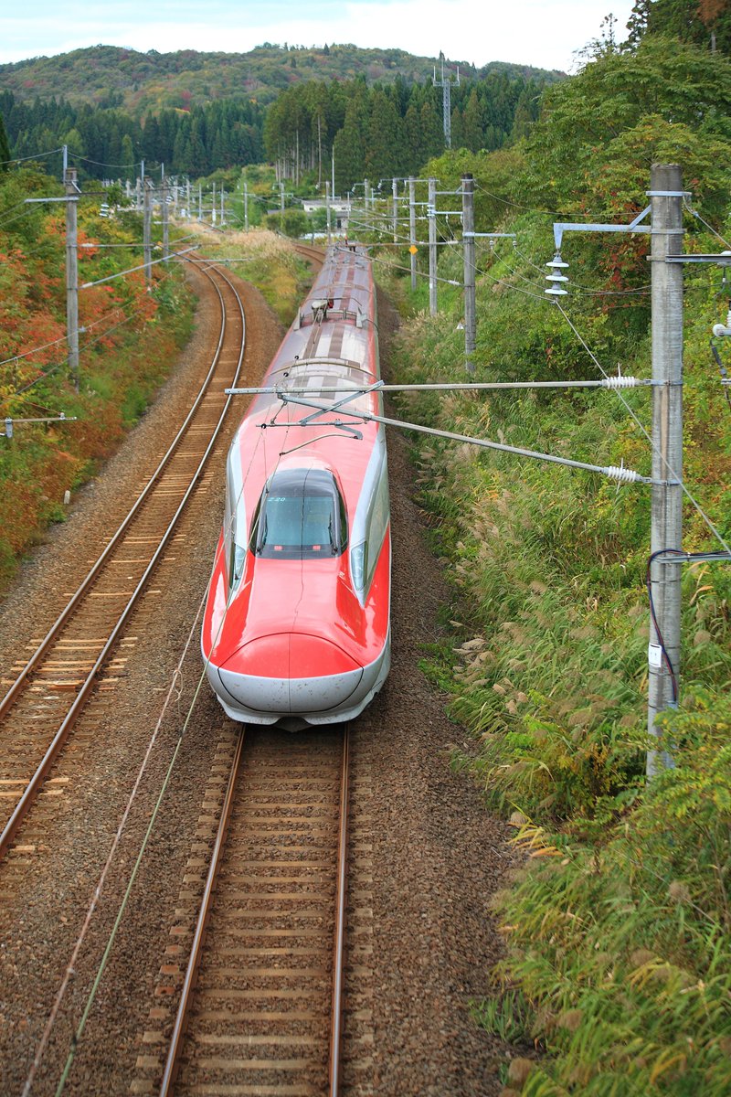 あきたびじょん 鉄道の日 東京 秋田間を走る秋田新幹線 こまち 現在運行しているe6系のスタイリッシュな真っ赤なボディは フェラーリのデザイナー等を務めた奥山清行氏が監修 普通車の座席は稲穂をイメージ 通路は田んぼの中のあぜ道に見立てている あきたびじょん 鉄道の日 東京 秋田間を走る秋田新幹線 こまち 現在運行しているe6系のスタイリッシュな真っ赤なボディは フェラーリのデザイナー等を務めた奥山清行氏が監修 普通車の座席は稲穂をイメージ 通路は田んぼの中のあぜ道に見立てている