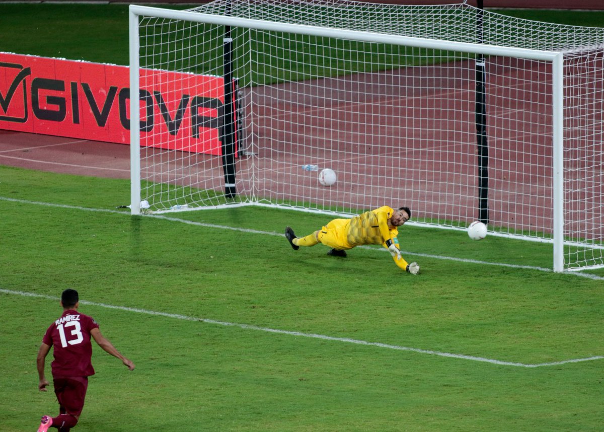 Albirroja's tweet photo. #Albirroja ⚪🔴

¡HEROICO!

Antony Silva se hizo presente en el momento más candente del encuentro 🙌🏻

@Selevinotinto 0 - 1 #Paraguay

#ElSueñoQueNosUne 🇵🇾 https://t.co/2gLVgkICR2