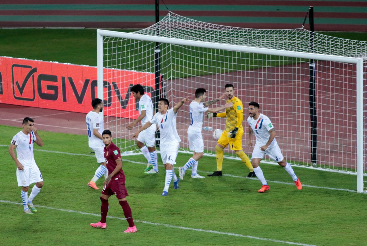 Albirroja's tweet photo. #Albirroja ⚪🔴

¡HEROICO!

Antony Silva se hizo presente en el momento más candente del encuentro 🙌🏻

@Selevinotinto 0 - 1 #Paraguay

#ElSueñoQueNosUne 🇵🇾 https://t.co/2gLVgkICR2
