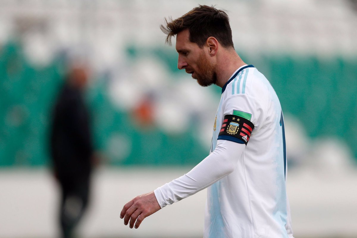 MotivacionesF's tweet photo. La pelota siempre al 10 👽 https://t.co/0giWlntkKN
