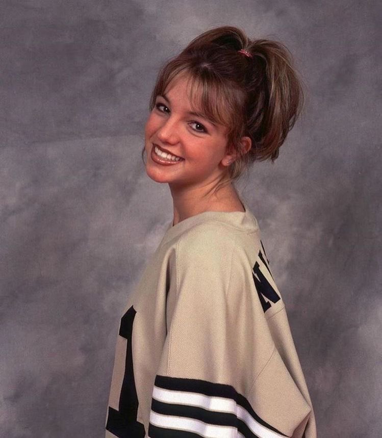 PopCulture2000s's tweet photo. britney spears, 1998. https://t.co/BjBdkJIzmL