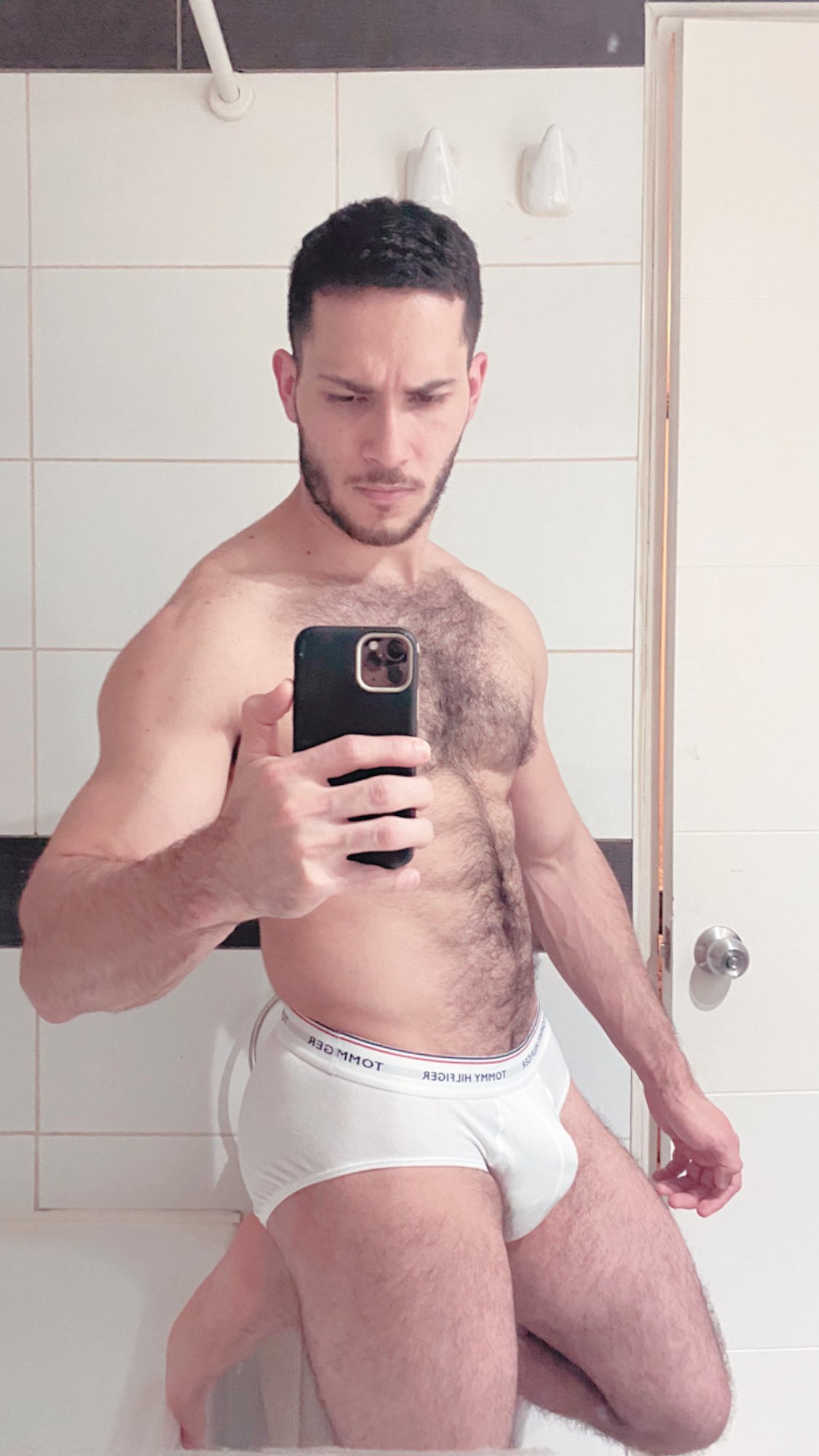 EkP88ZyWAAI11BL?format=jpg&name=large