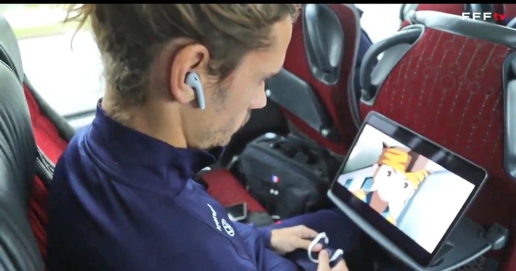 papigavi's tweet photo. Hoy me voy a dormir contento.

Todo es gracias a esta imagen donde Griezmann está viendo Inazuma Eleven.

Surrealista, menos mal que queda gente con criterio y gustos 🥰. https://t.co/6cubjL9NEA