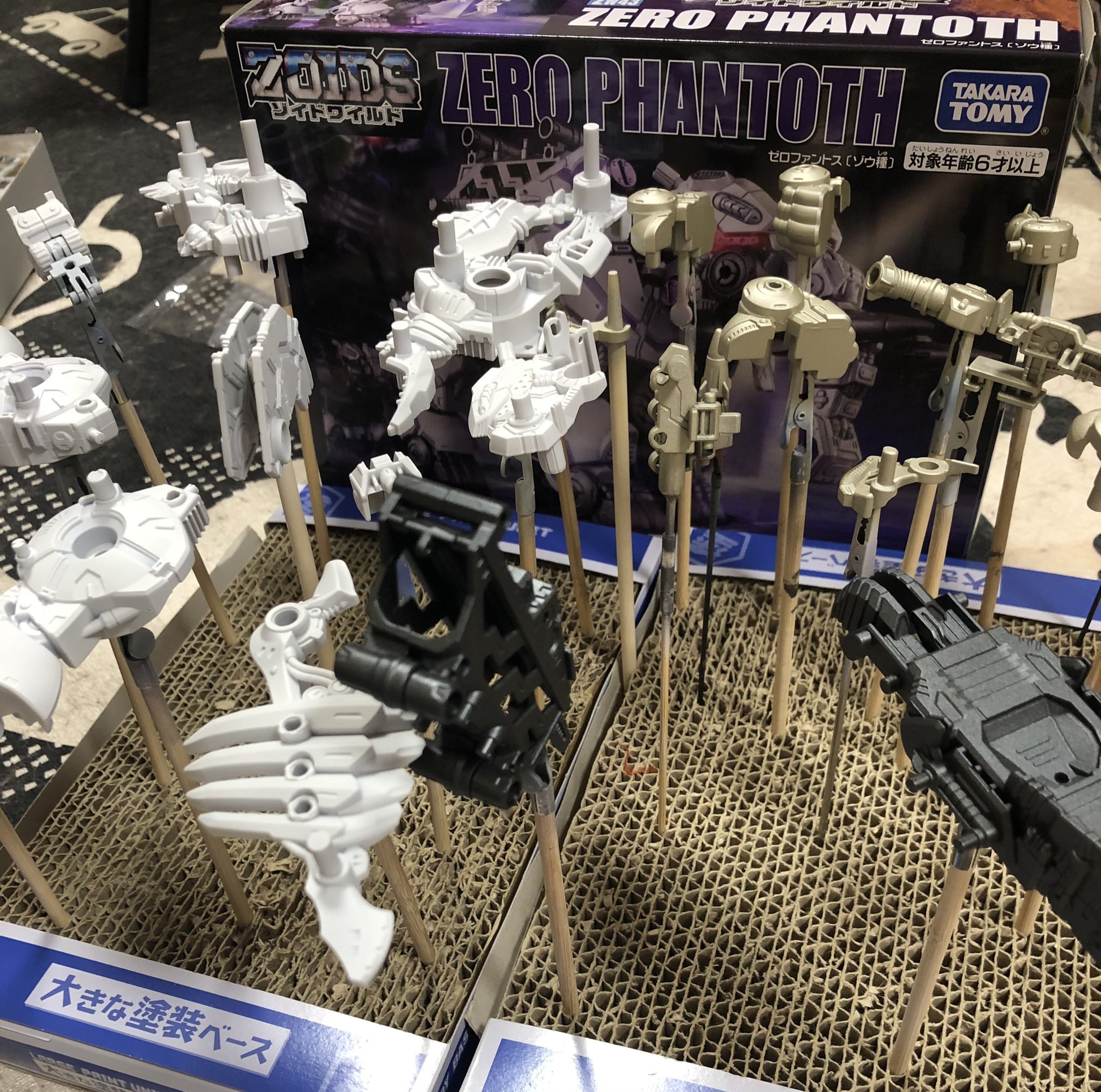 寒さに負けず塗装の時には換気しよう ガイアノーツ ゾイド まずはサーフェイサーを塗装しました 下地処理ですね Abs素材だと思いますが プライマーなしでもしっかり乗りました さすがガイアカラーw ホワイトに加えてシャンパンゴールドとブルー