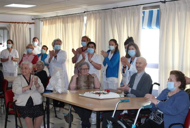 Hoy hemos celebrado el Centenario de nuestro residente Julián García.
Compañeros y trabajadores le hemos brindado un homenaje y transmitido nuestro cariño por su carácter alegre, educado y respetuoso. 
¡Y es que 100 años no se cumplen todos los días!