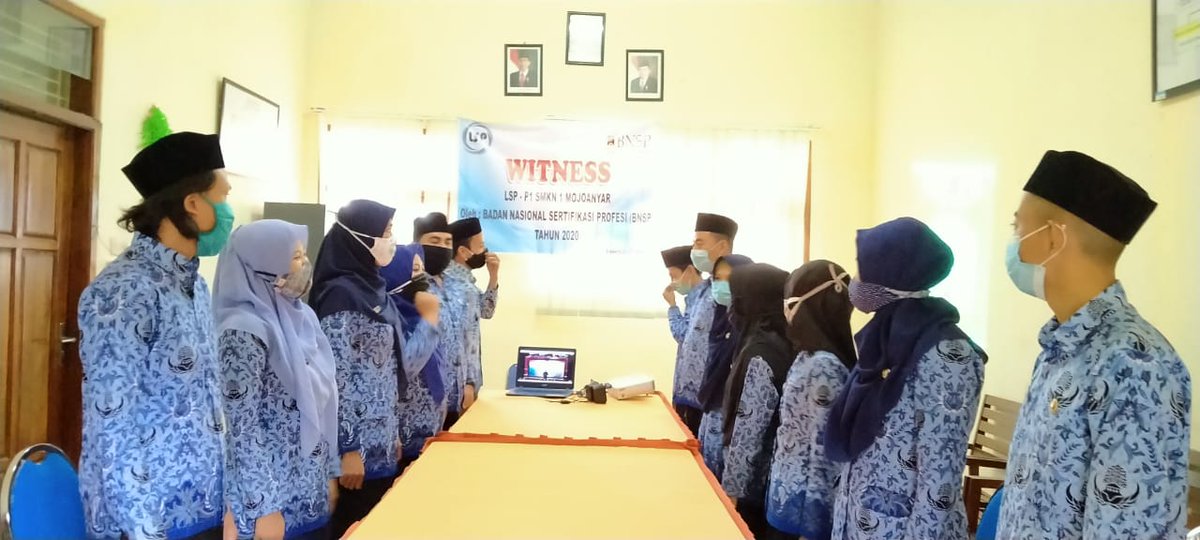 BirbaraSeptian's tweet photo. Sumpah PNS lingkup cabdin mojokerto di SMKN 1 Mojoanyar alhamdulillah berjalan lancar min.. 😊😊 https://t.co/LdgiMtXyYl