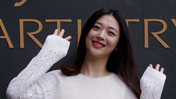 Mako33910781's tweet photo. #SULLI 
Год назад мы потеряли самую лучшую, с большим сердцем, и с красивой душой человека😭🥺
Надеюсь она счастлива там и там есть люди которые о ней заботятся и любят😭❤.Пожалуйста ХЕЙТЕРЫ будьте человечными и не осуждайте людей,которые трудятся НЕ ПОКЛАДАЯ РУК😭 #Ihatehaters https://t.co/fLjnftcKZo