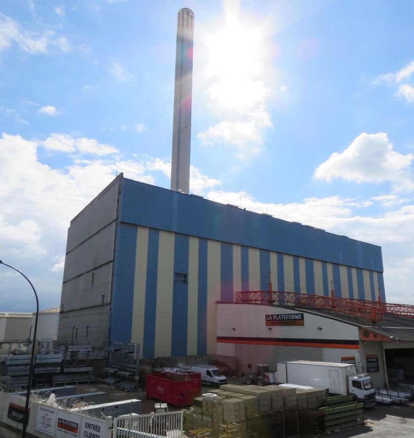 C’est une excellente transition vers la 2ème installation avec la grande cheminée, car ce bâtiment bleu est une chaudière de la Compagnie Parisienne de Chauffage Urbain  @La_CPCU, qui produit de la vapeur pour alimenter le réseau de chaleur de la ville.