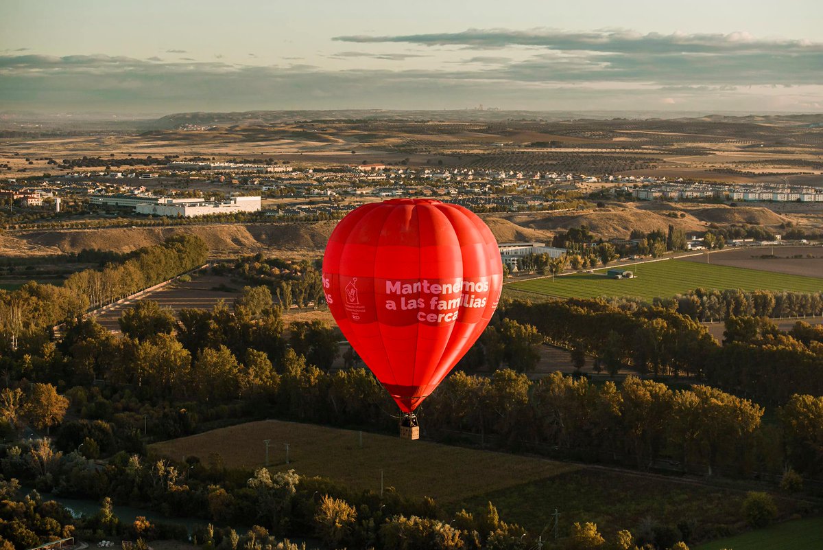 CasaRonaldEsp's tweet photo. Que ilusión nos ha hecho ver nuestro globo aerostático surcar los aires con una de nuestras peques y @PaulaCendejas🎈
Es tan rojo y tan grande como el corazón de los colaboradores que lo han hecho posible @RedMediasocial 
 y @dejatevolar 
 ❤️❤️ https://t.co/jhUUcvcNjO