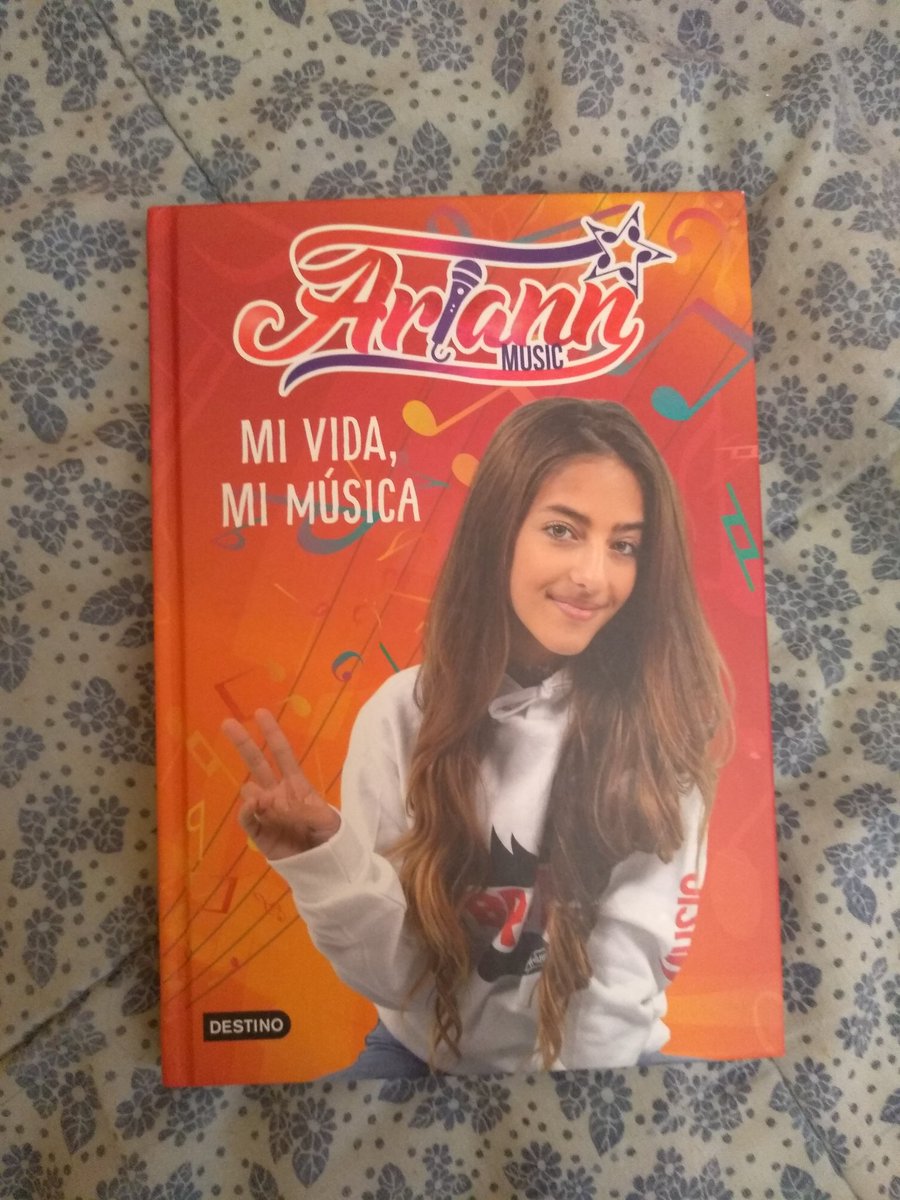 FArianners's tweet photo. Esta noche empiezo a leerme el segundo libro de @ariannCmusic ❤️
Seguro va a estar súper brutal  
Estoy muy orgullosa de ti Ari 💓

#ariannmusic #teamariann https://t.co/P3oJFMvOdF
