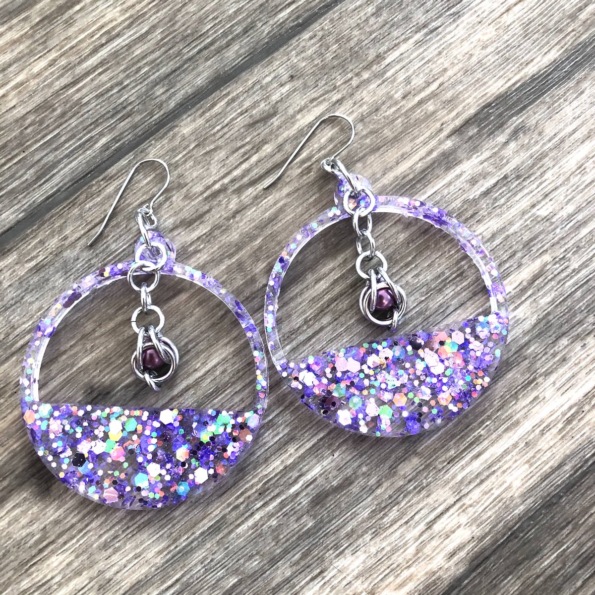 CreativeMtnTop's tweet photo. New resin jewelry mixed with some chainmaille. So lightweight!! They make the perfect gift! #smallbusiness #Christmas #earrings #handcrafted #etsy #cute #giftideas https://t.co/o80PGYKAh3