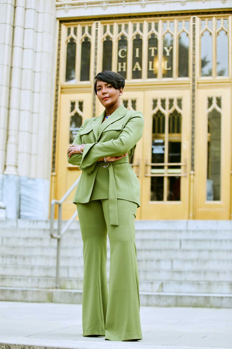 chisholmleaders's tweet photo. Mayor @KeishaBottoms is a @GlamourMag Woman of the Year
Check out the feature: A Mayor Named Keisha https://t.co/13kNYUrs2X
#BlackWomenLead #ThisIsOURTable https://t.co/hRV8yOPJjv