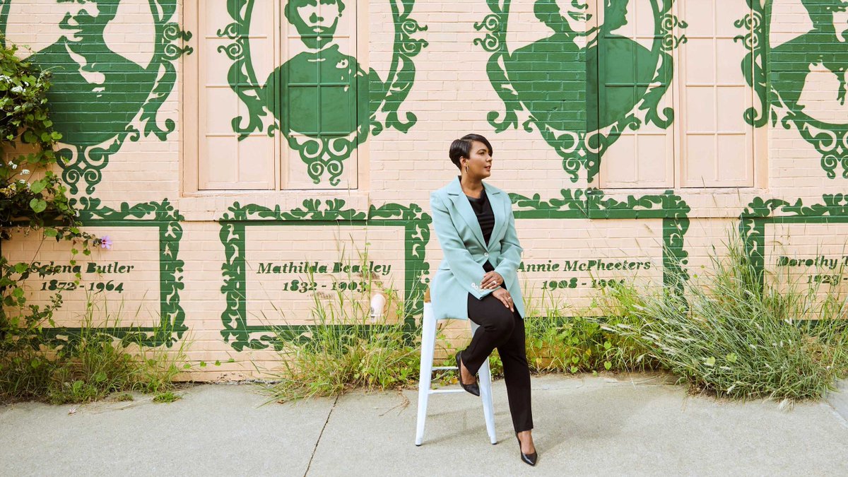 chisholmleaders's tweet photo. Mayor @KeishaBottoms is a @GlamourMag Woman of the Year
Check out the feature: A Mayor Named Keisha https://t.co/13kNYUrs2X
#BlackWomenLead #ThisIsOURTable https://t.co/hRV8yOPJjv
