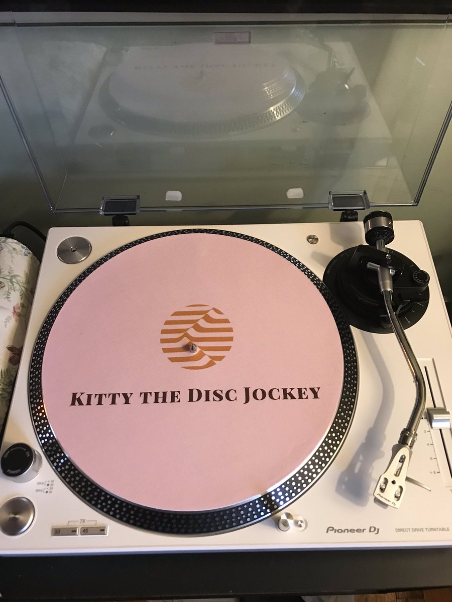 kittyvinyldj's tweet photo. #selfsatisfied https://t.co/IwzDhDkb1R