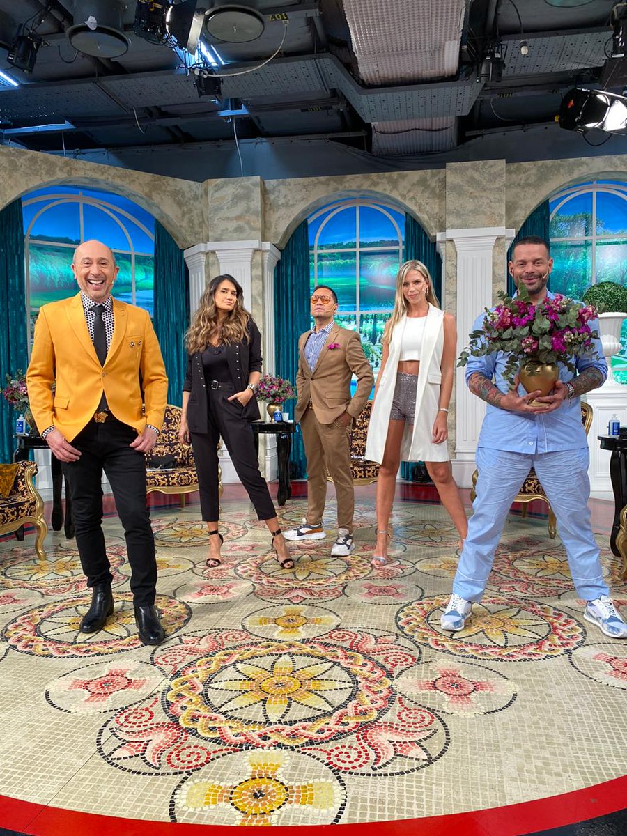 Hoy explota la <a href="/LaJauladelaModa/">La Jaula de la Moda</a> de denuncias! vienen <a href="/momigiardina/">romina giardina</a>  <a href="/ConiMosqueira/">Coni Mosqueira</a> ! A las 19:00 te esperamos en <a href="/ciudad_magazine/">Ciudad Magazine</a> ! <a href="/HoracioCabak/">CABAK</a> <a href="/mariancaprarola/">Mariano Caprarola 💚</a> <a href="/claudiocosano/">claudio cosano</a> <a href="/famedinaflores/">Fabian Medina Flores</a>