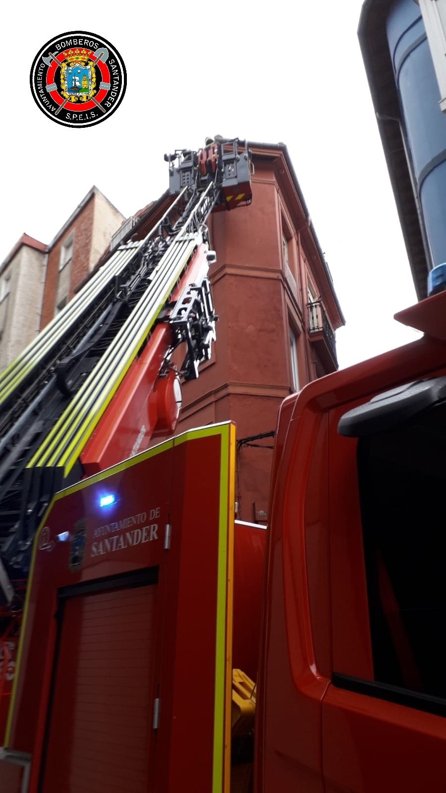 Bomberos Ayto. Santander en Twitter: "ASISTENCIA TÉCNICA Durante la tarde de hoy hemos asistido a una revisión de cornisa en la calle Rio de la Pila y retirar rama con riesgo de caída en el parque de los Pinares en #Santander Colabora #PLSantander con varias patrullas,dando seguridad a las intervenciones https://t.co/no9IWtVCox" / Twitter