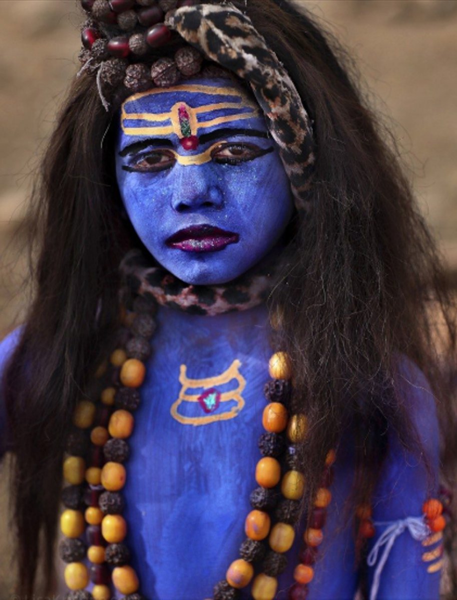 lisakristine's tweet photo. At a young age, this Hindu child chose to liberate himself from all worldly possessions to be become a holy sadhu. #India #IncredibleIndia #Rajasthan #Wanderlust #Hinduism #PortraitPhotography #streetphotography #PhotoCollector #NatGeo #TravelPhotography #facesofhumanity #Travel https://t.co/1WiUjMpHMe