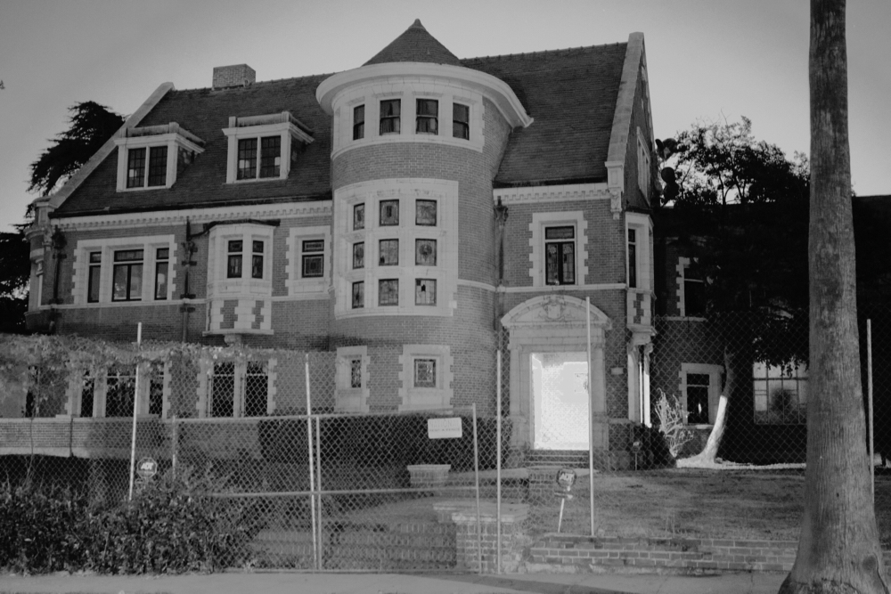  #AmericanHorrorStory season one is set at this “murder house” that belonged to a surgeon who performed gruesome procedures in its filthy basement. Built in 1908 and known as the Rosenheim House, it appears in  #SixFeetUnder,  #BuffyTheVampireSlayer and more  https://bit.ly/3nLHnQl 