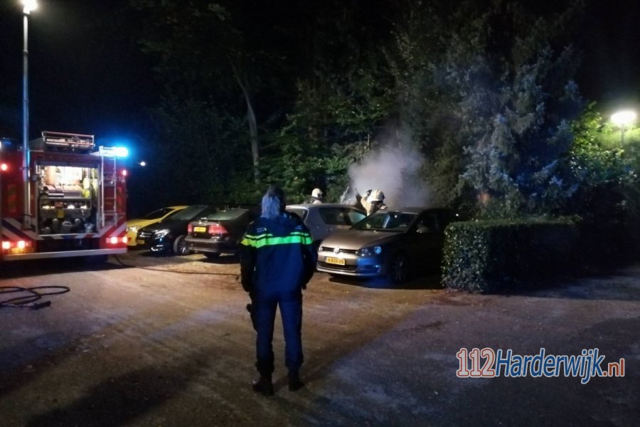 Brandweer blust autobrand aan de Ceintuurbaan in #Harderwijk. 112Harderwijk.