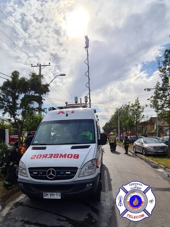 Central_CBMS's tweet photo. Estamos trabajamos con Carro X1, estableciendo Puesto de Comando y visualización con Drones en Cuarto Batallón de incendio en intersecciones de Sierra esquina 9 de Enero #Loespejo
@Bomberos_MetSur
------------------------------------------------ https://t.co/pTzbMJNRmt