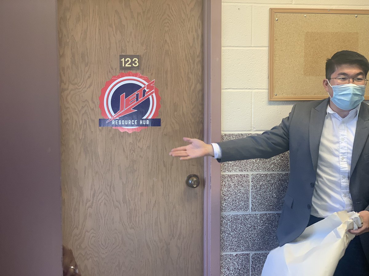 SGANewman's tweet image. Today Senators Liu and Gary helped officially open the Jets Resource Hub. They, with the food pantry committee, have been working extremely hard to make sure students have access to food and other resources!✨
#NUVision #NUVoice #SameValues