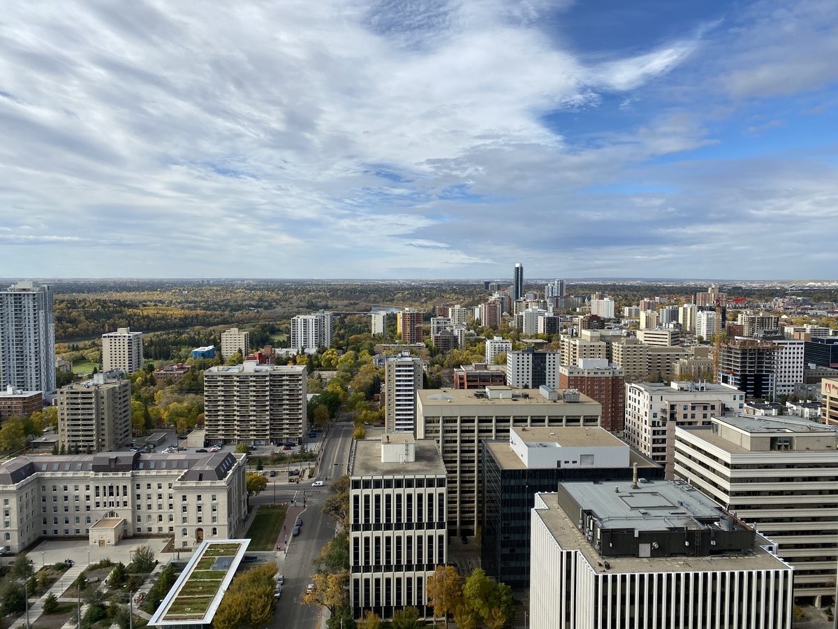 Have views like these on your own 30th-floor lounge area and rooftop patio complete BBQ cooking station. Move-ins starting now. Get details at bit.ly/2EAay3Y
#yegviews #edmontonviews #yeggers #edmontonliving #yegliving #edmontonlife #yegdt #yegnewaptrental #liveaugustana