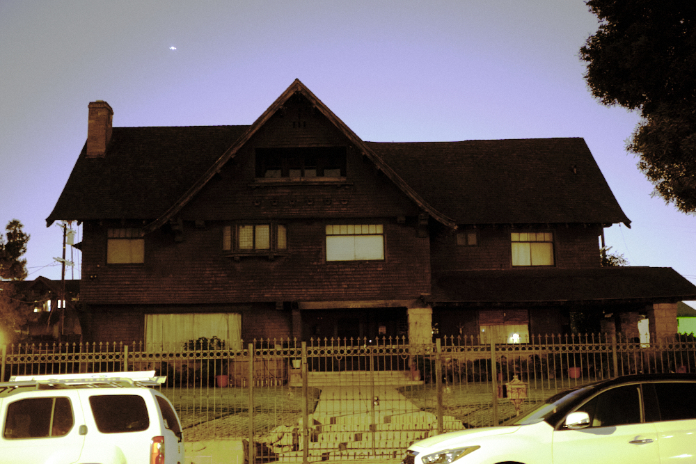 #ThePeopleUnderTheStairs is set primarily in this West Adams mansion. Wes Craven’s freaky horror comedy tells the story of an incestuous pair of landlords subsisting on a diet of human flesh  https://bit.ly/3nLHnQl 