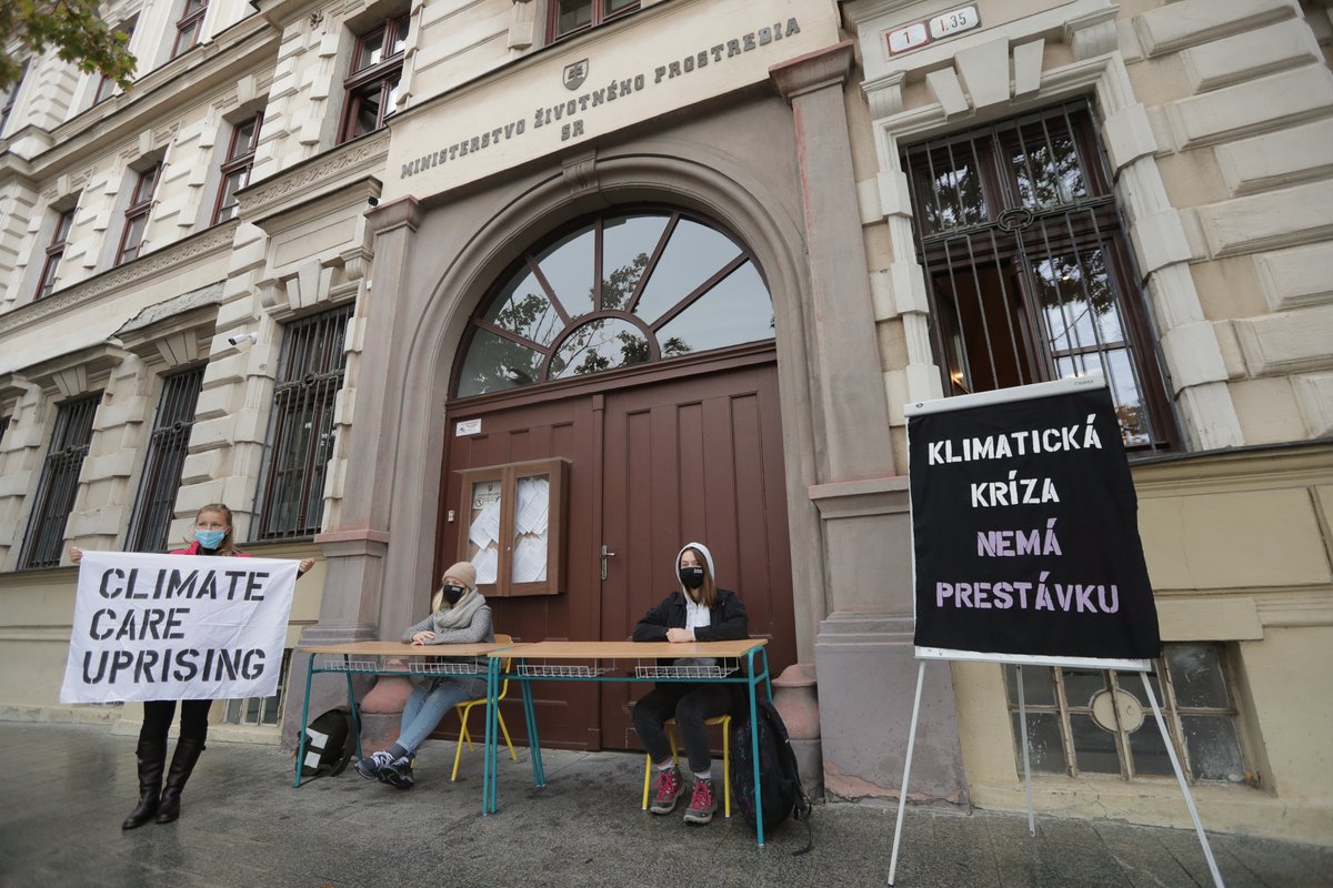 from_slovakia's tweet photo. #ClimateCareUprising 
Last week, we blocked an entrance of the Ministry of Environemnt of the Slovak Republic. 

We joined forces with another four climate movements and together we were protesting with symbolic blockades in front of five key ministries and the Government Office. https://t.co/q6UFwaA7qB