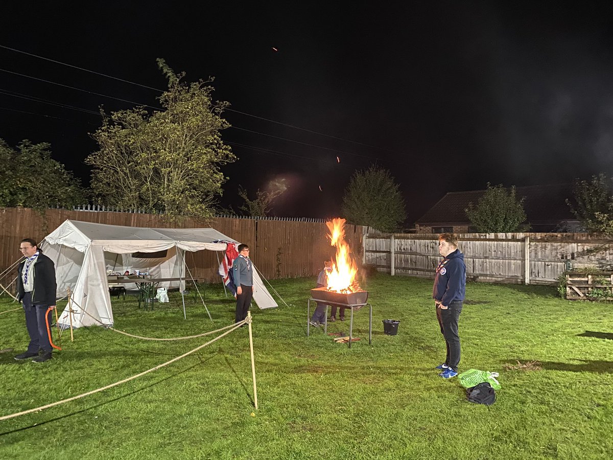 This evenings #sociallydistanced fires 🔥 axes🪓 saws and #backwoods cooking 🥘 session. Spicy 🌶 chicken🐓 peppers, rice 🍚 and naan bread 🍞 #greatfun #Scouting #SocialDistancing #SkillsForLife