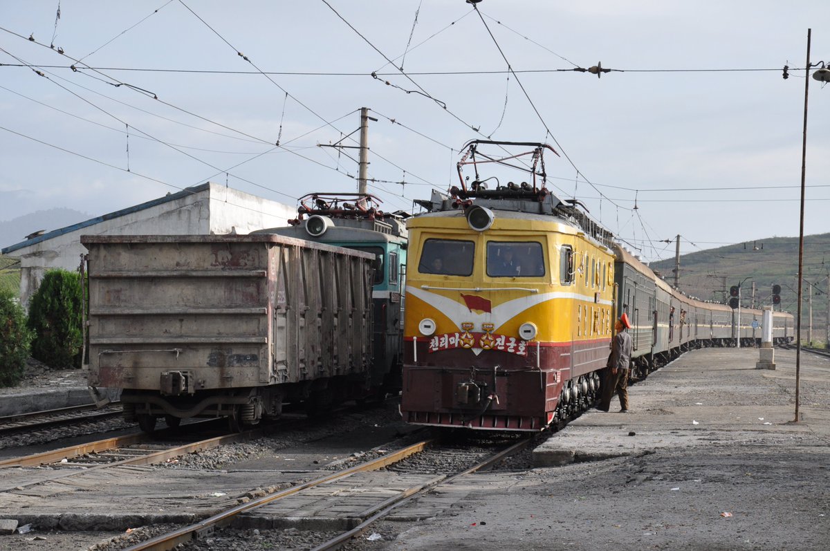 Nordkoreanisches Zugsicherungssystem in Aktion am Bahnhof Sinjang....( https://de.wikipedia.org/wiki/Token_(Eisenbahn))