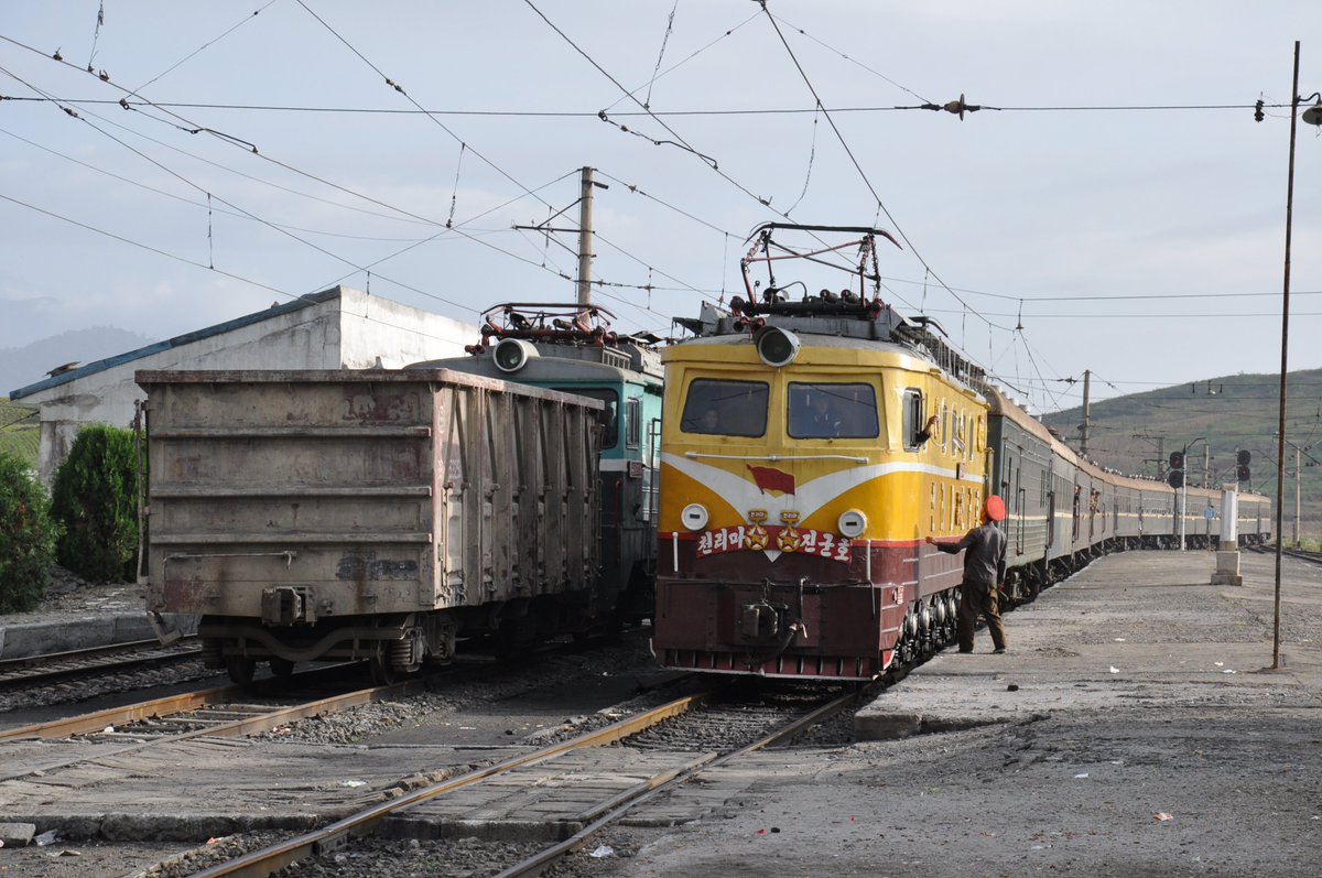 Nordkoreanisches Zugsicherungssystem in Aktion am Bahnhof Sinjang....( https://de.wikipedia.org/wiki/Token_(Eisenbahn))